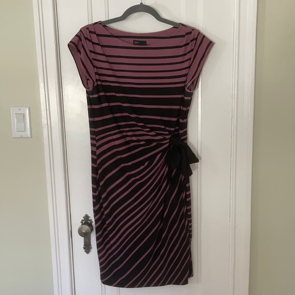 ⭐️ 3/$20 ⭐️ Jersey-type knit dress with gross grain ribbon tie - Picture 1 of 7